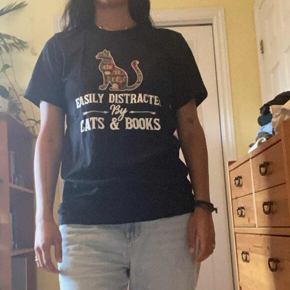 Cats and Books Graphic Tshirt - Picture 2 of 2